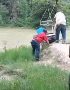 El cruce de ataúdes por cables refleja el abandono que vive Vado Hondo