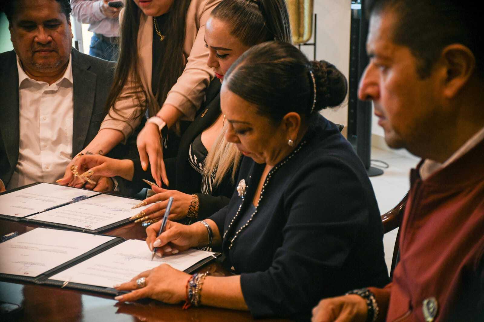 El gobierno municipal de Tulancingo y la Asociación Mexicana de Mujeres Jefas de Empresa (AMMJE) firmaron un convenio de colaboración
