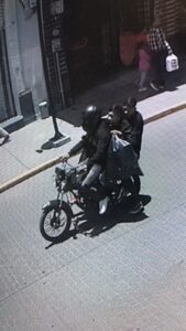 Tres sujetos con pasamontañas ingresaron al local, amenazaron a los encargados y huyeron en motocicleta; la policía halló el vehículo abandonado