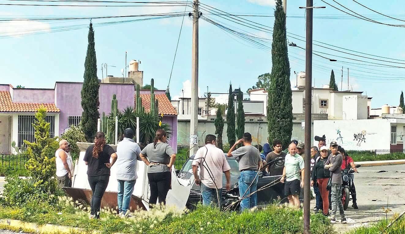 Menores de edad en vehículo embisten puesto de verdura 