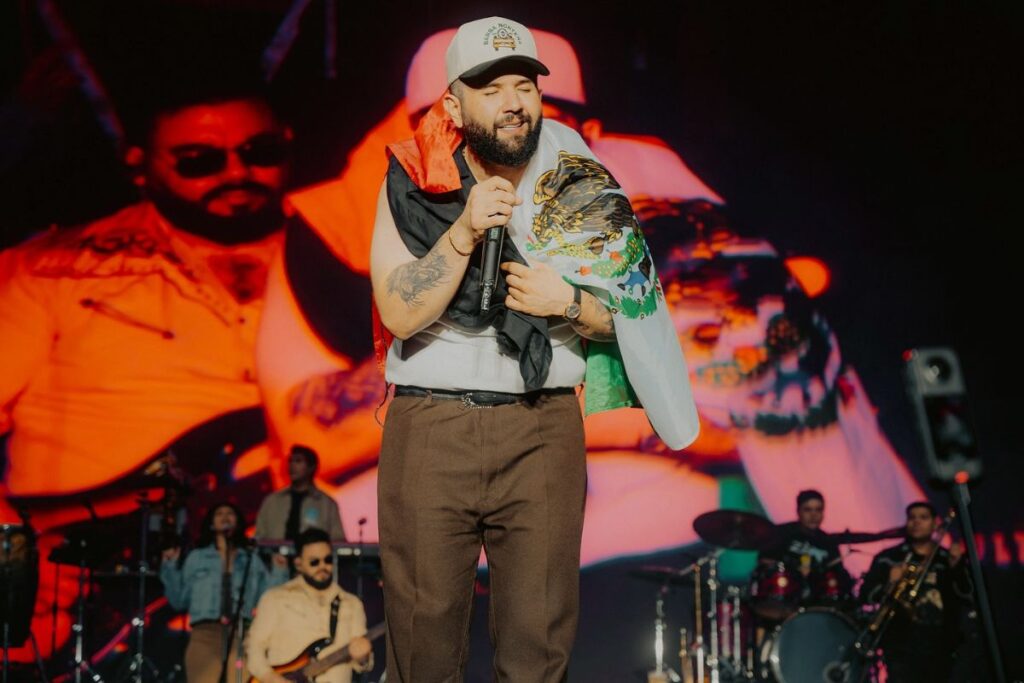 Carín León decepciona a fans al presentarse con tequila en mano en BottleRock
