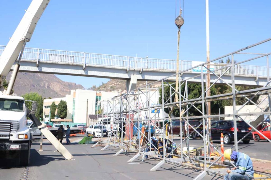 El puente de avenida Madero presentó daños a causa de los anuncios publicitarios que le fueron colocados