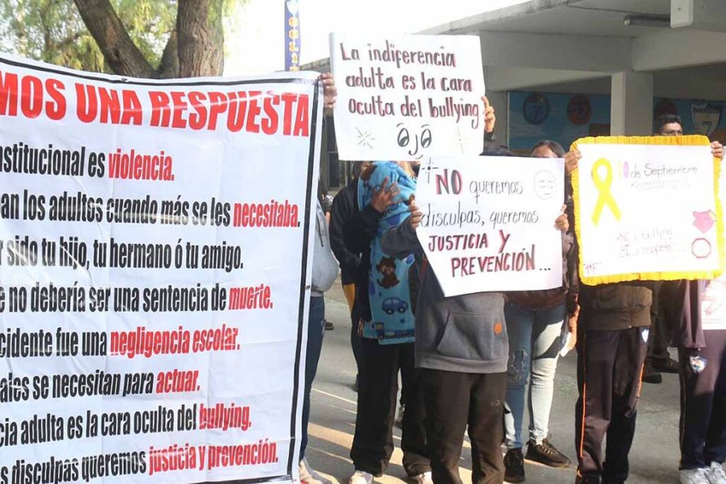 Alumnos de la General 7 evidenciaron mediante cartulinas y globos, sufrir diferentes violencias en la institución