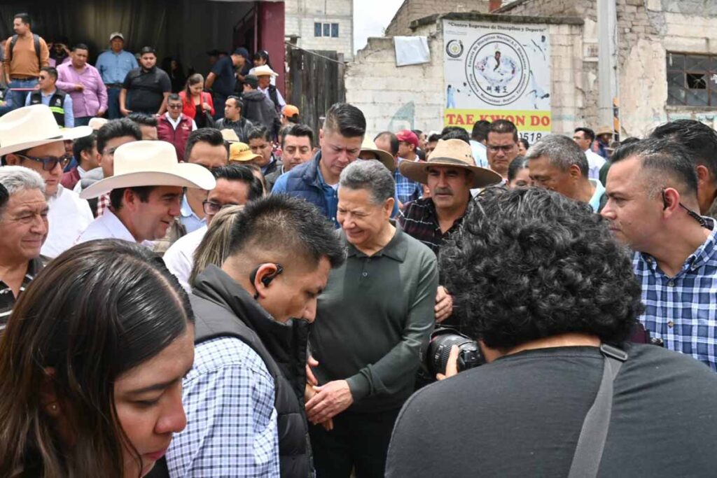 Los manifestantes solicitaron al gobernador su apoyo para la construcción de un pozo