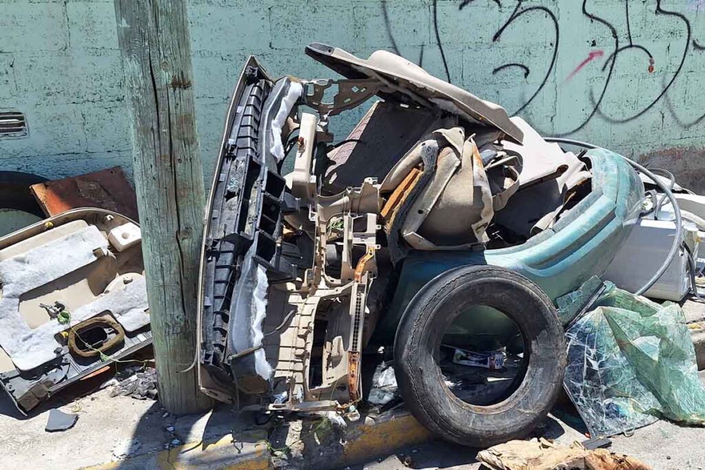 El camión recolector de basura se negó a recoger dichas piezas, no solo por su gran tamaño, sino por el tipo de desecho 