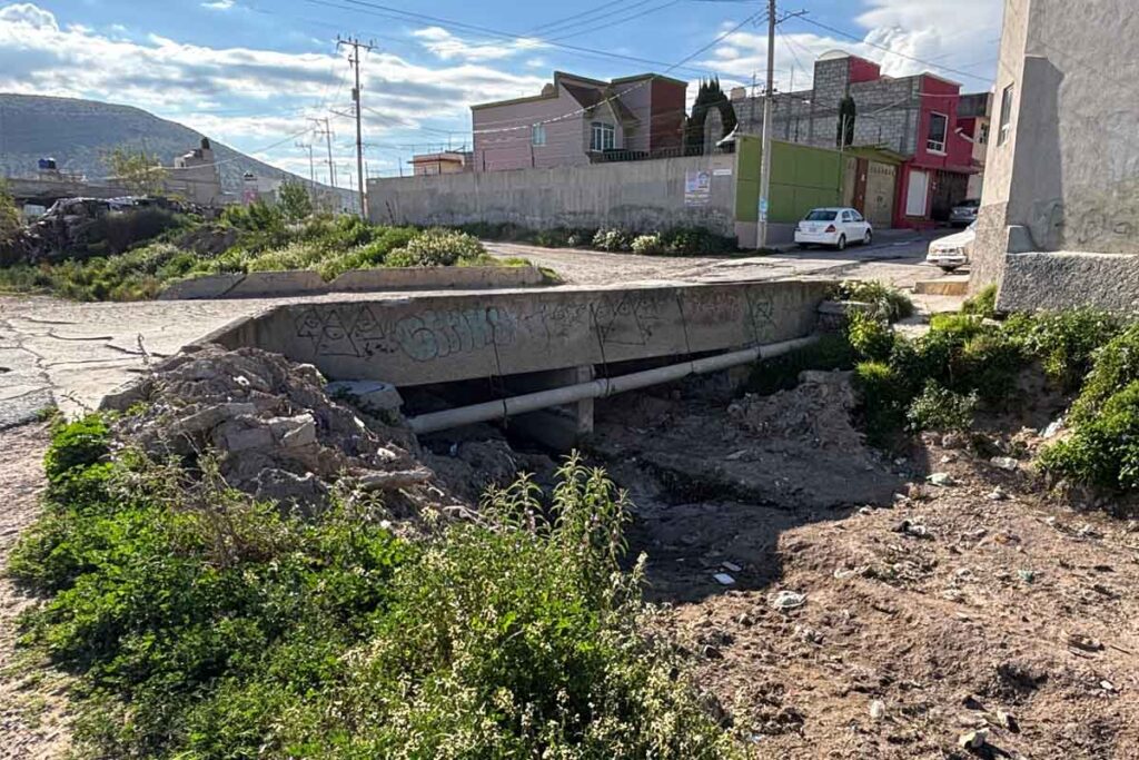 Las grandes cantidades de basura ocasionaron taponamientos en el canal ubicado atrás del Panteón municipal