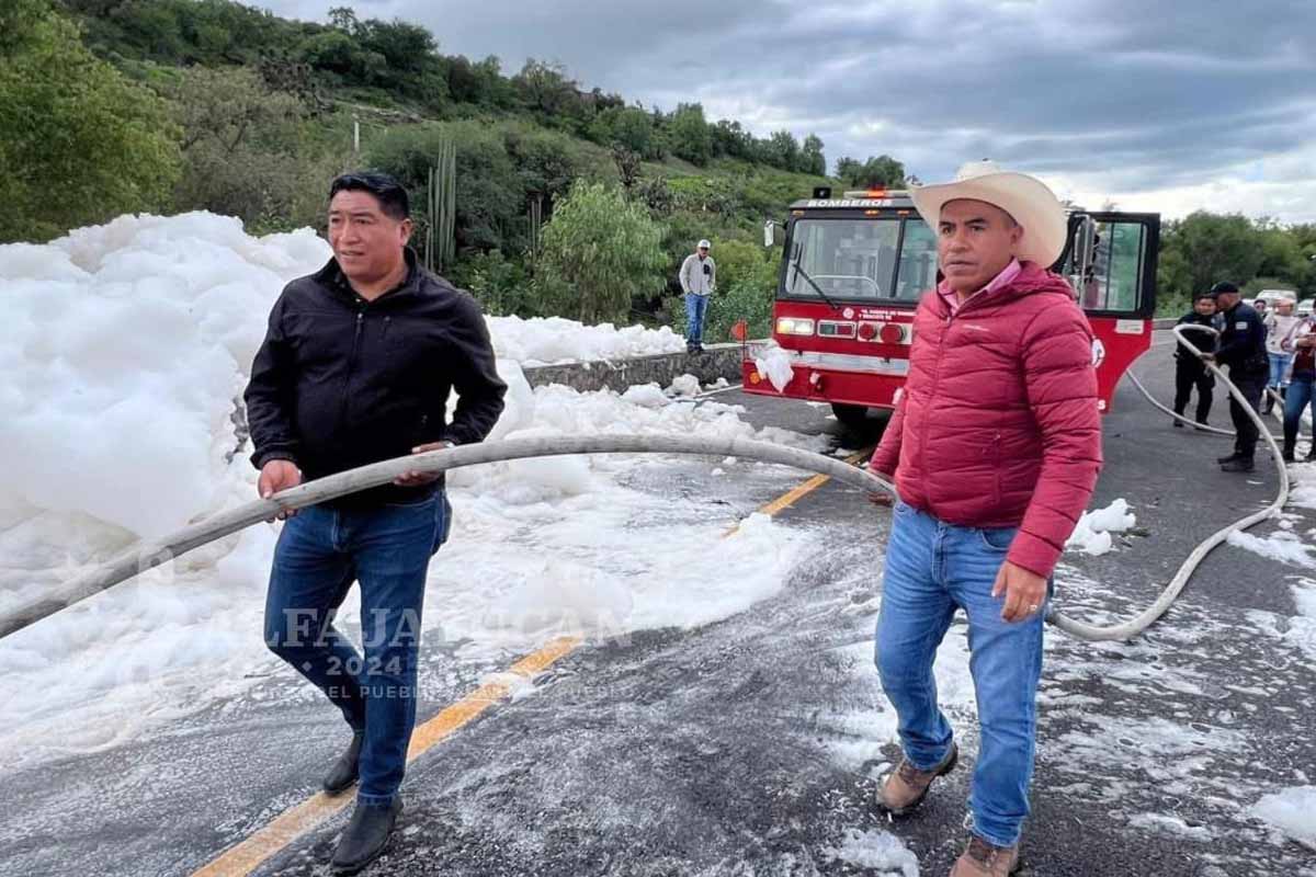 Una cortina de espuma tóxica no permite que los automovilistas avancen desde la comunidad Cerro Azul con rumbo a la cabecera municipal de Alfajayucan