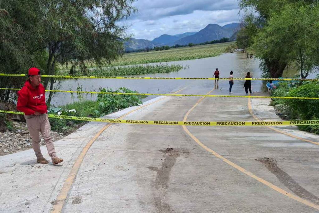Sobre los caminos en la carretera de Metztitlán a Tlahuiltepa hay afectaciones