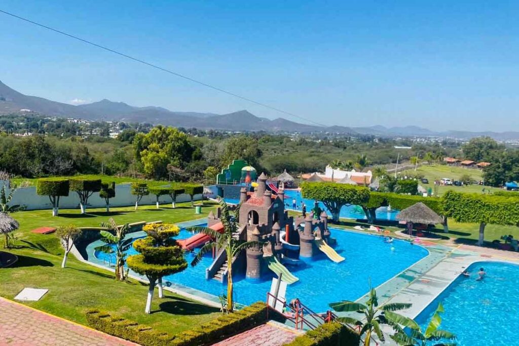Pueblo Nuevo cuenta con cuenta con áreas infantiles, toboganes, chapoteadero, restaurante, hotel, áreas verdes, pabellón gastronómico, centro ceremonial, entre otros 