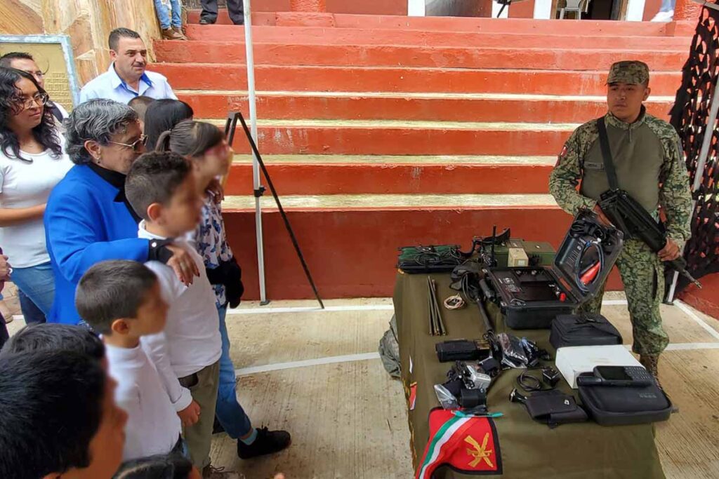Durante la Jornada por la Paz, personal del Ejército y autoridades locales realizaron el desarme voluntario