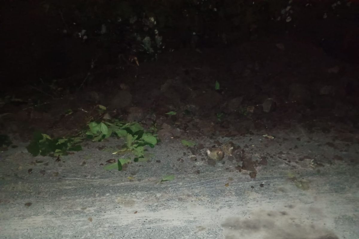 Un derrumbe se registró en el kilómetro 160 del tramo carretero Tlanchinol-Huejutla