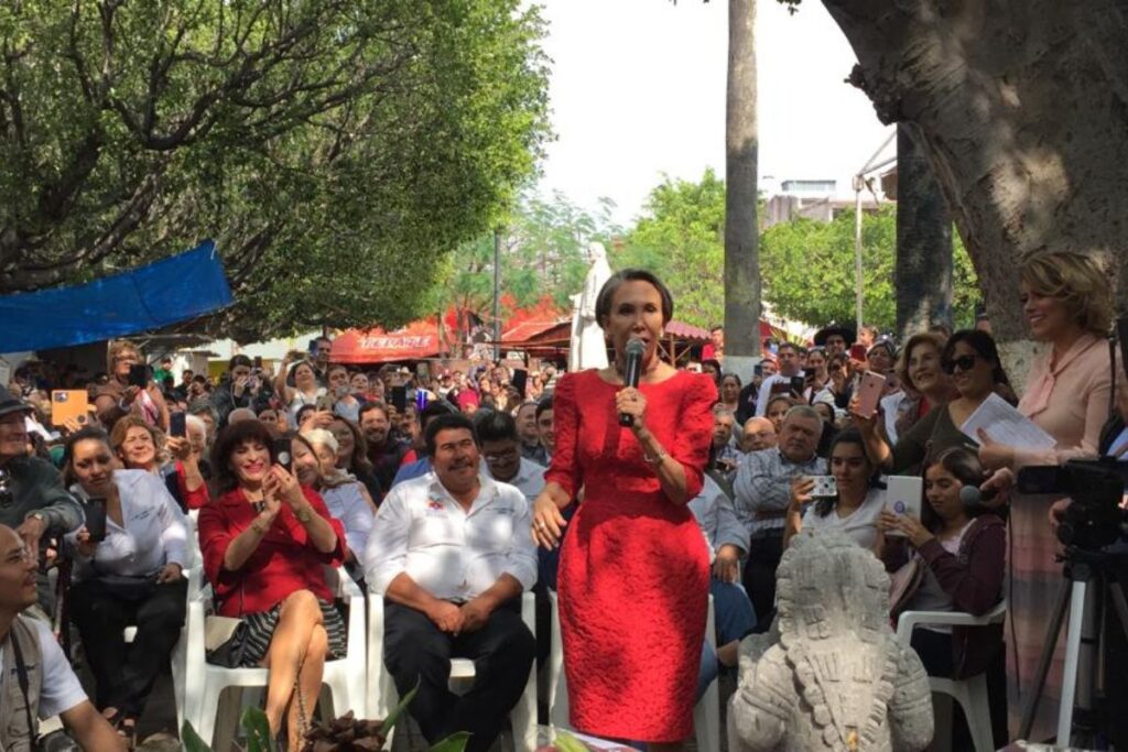 Florinda Meza ya es persona non grata en su pueblo; llaman a derribar su estatua