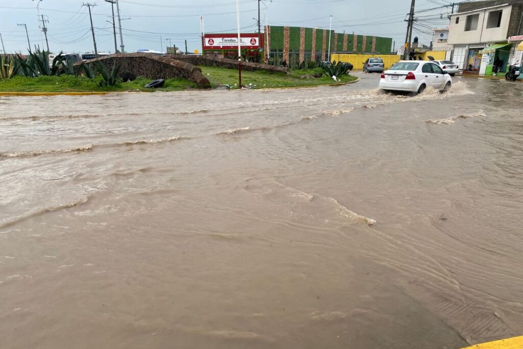 Fuertes lluvias en Tizayuca paralizan el centro y complican el paso del transporte