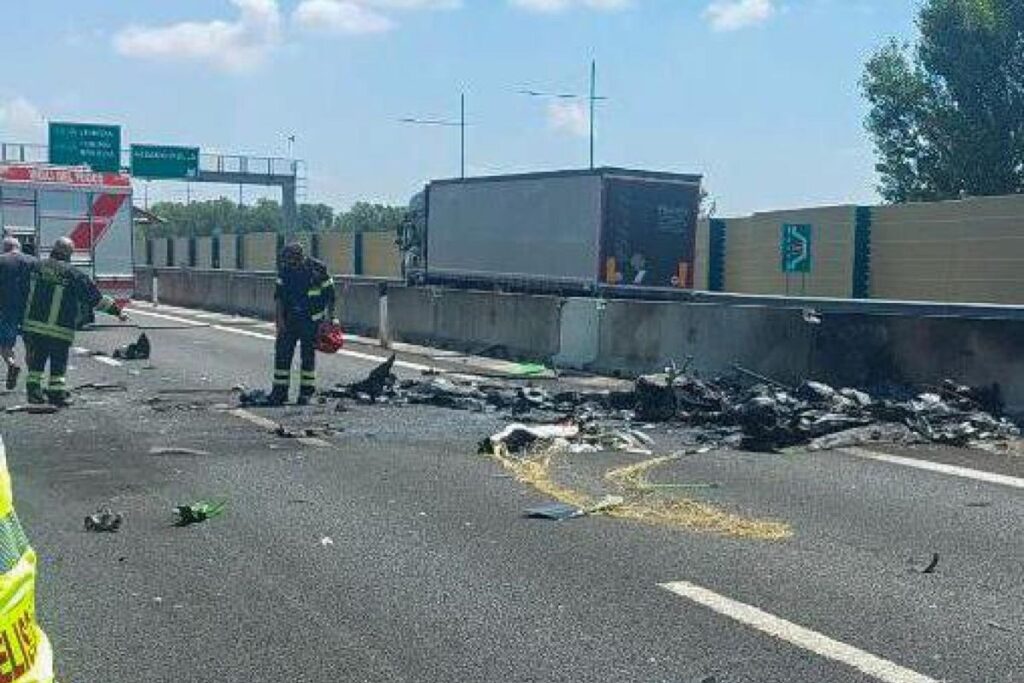 ¡Avionazo fatal en Italia! Ultraligero cayó en medio de una carretera en plena afluencia