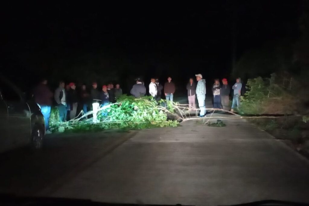 En Jaltocán, vecinos cierran la Tres Huastecas debido a la falta de luz; ¿habrá solución?