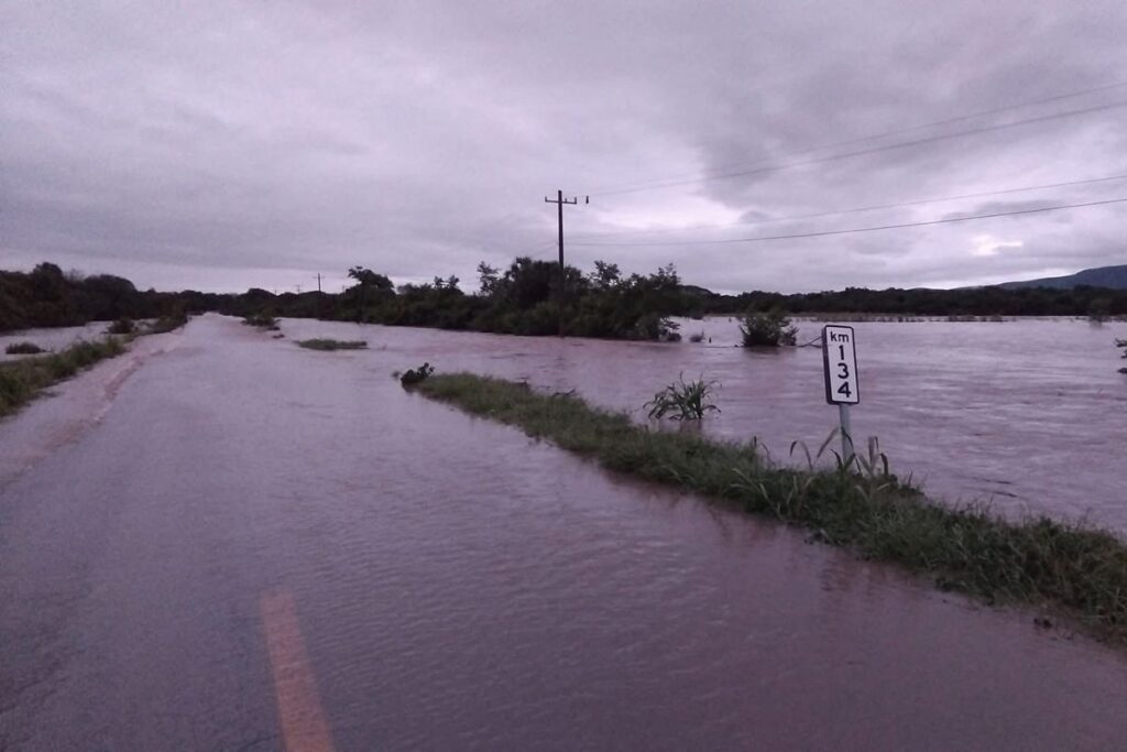 En Tamaulipas, alcalde atiende un parto en medio de una tormenta, durante el paso de Barry