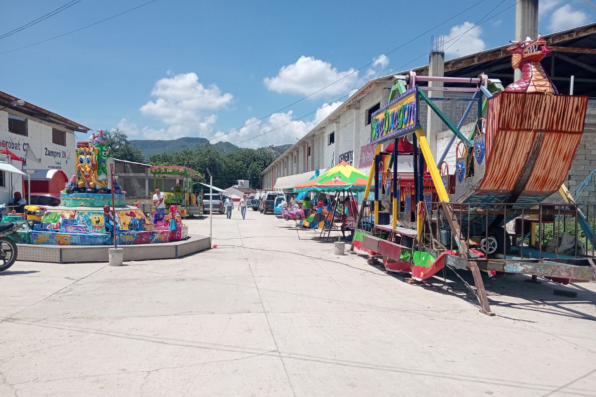 Los juegos mecánicos y puestos de feria se ubicaron en las calles alrededor del recinto | Foto: Martha Sáenz