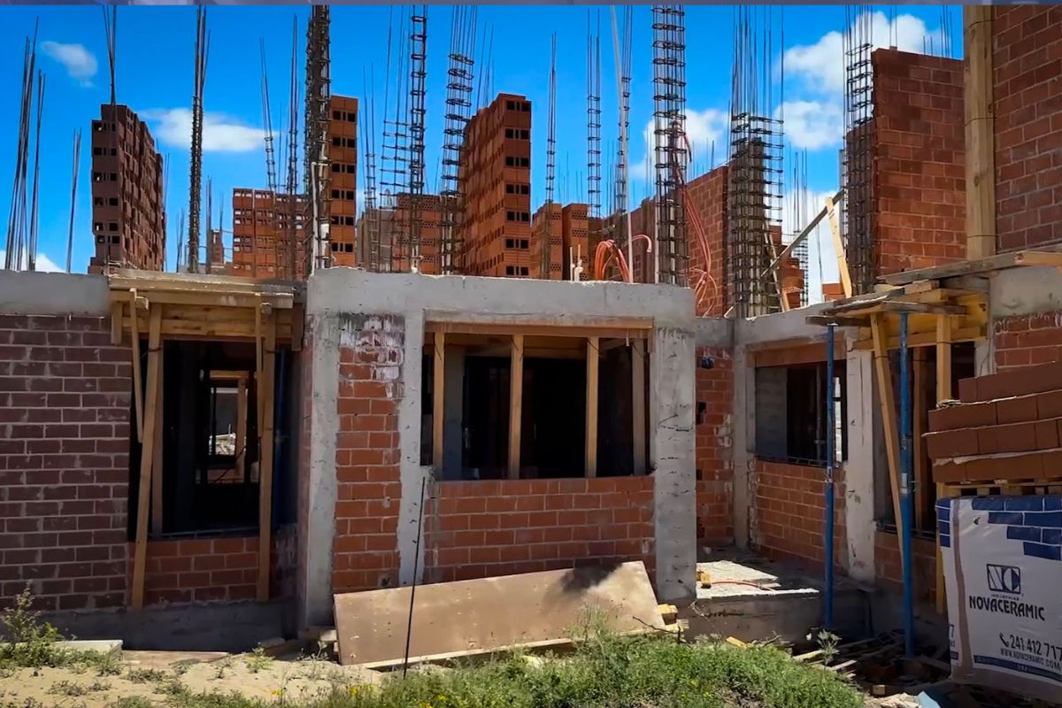 El complejo habitacional edificado en San Agustín Tlaxiaca consta de mil 410 casas | Foto: Especial