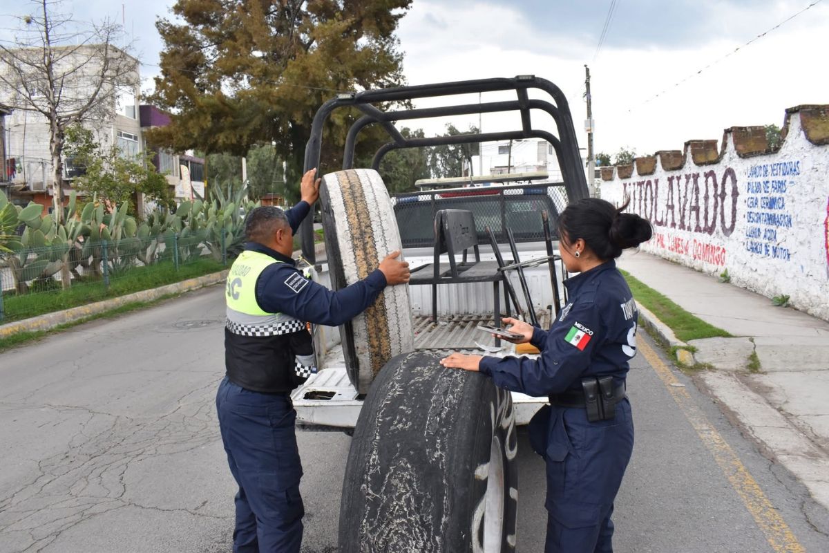 Se retiran objetos utilizados para apartar lugares o que invaden las banquetas y calles | Foto: Especial