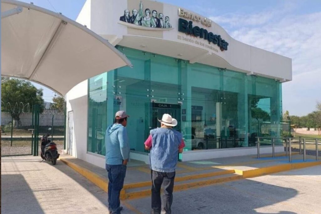 Los pensionados pueden cobrar su apoyo económico con su tarjeta bancaria | Foto: Antonieta Islas