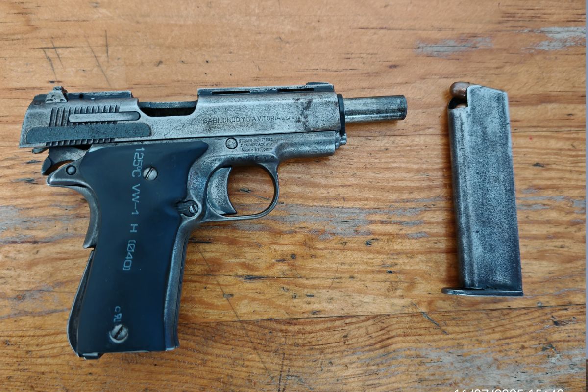 El hombre detenido tenía en su poder una pistola y droga | Foto: Especial
