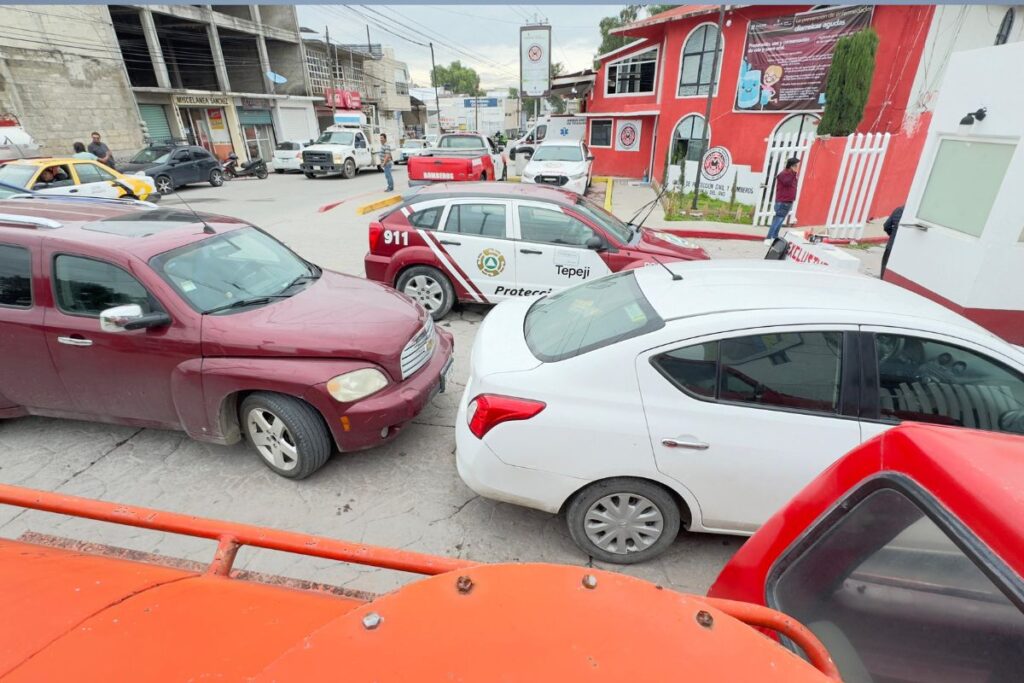 Los prestadores de servicios colocaron vehículos en la entrada al inmueble | Foto: Miguel Martínez