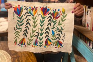 En el taller, los participantes aprenderán sobre el proceso artístico y la historia del bordado de Tenango, una tradición que se remonta a las pinturas rupestres