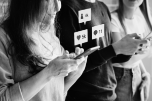 En 2025, las redes sociales no solo conectan personas: también definen cómo nos enamoramos, rompemos y hasta cómo sanamos