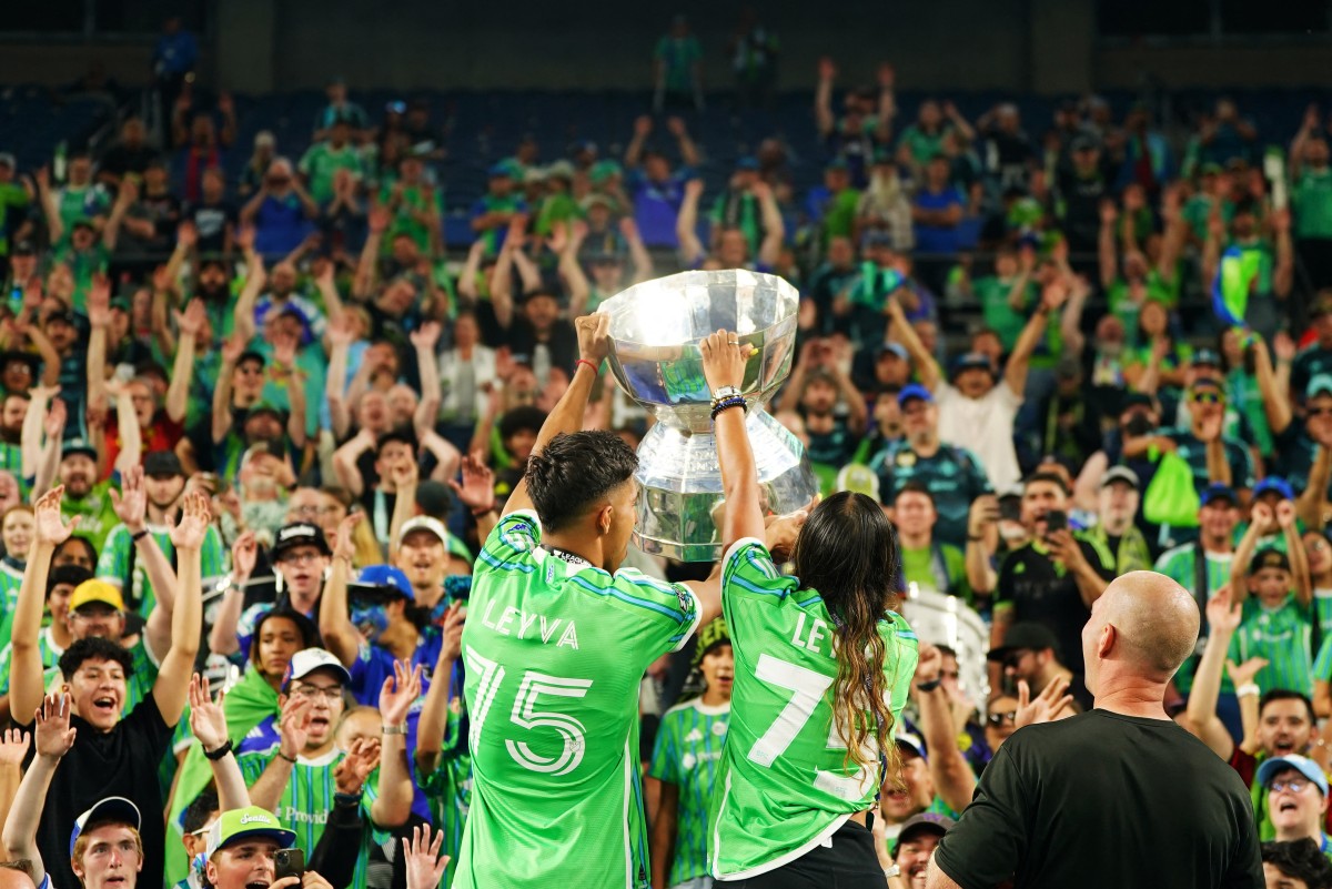 Danny Leyva #75 del Seattle Sounders FC y su hermana Andrea Leyva celebran con el trofeo después de ganar el partido de la final de la Copa de la Liga entre el Seattle Sounders y el Inter Miami CF / Foto de AFP