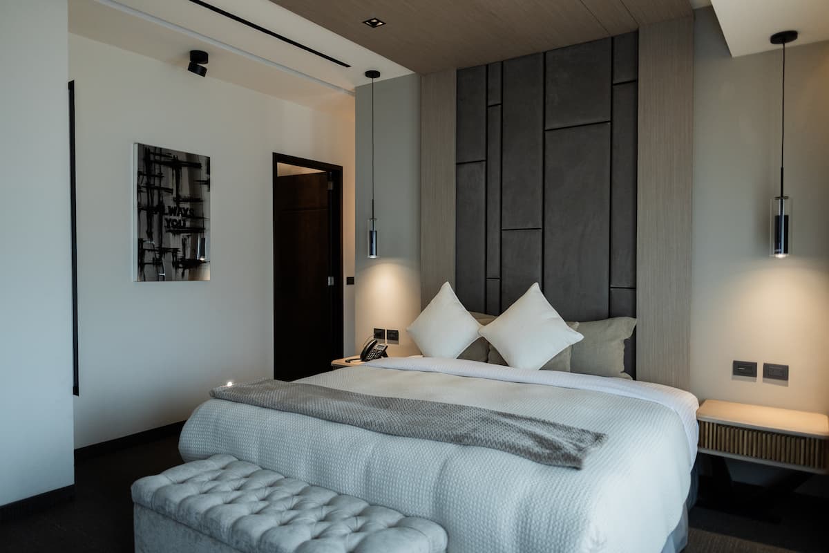 La recámara principal, con su cama king-size y sábanas de lujo, ofrece una vista privilegiada de la ciudad