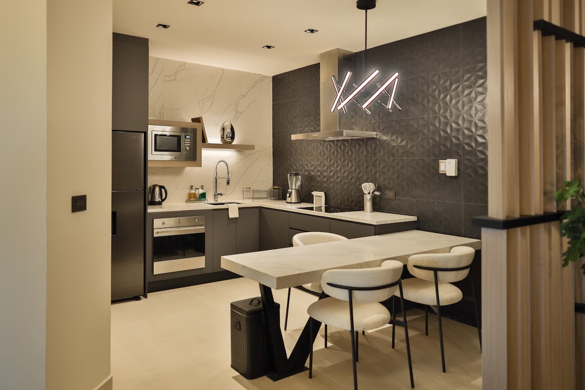 Imagina preparar una cena en una cocina completa con electrodomésticos de alta gama
