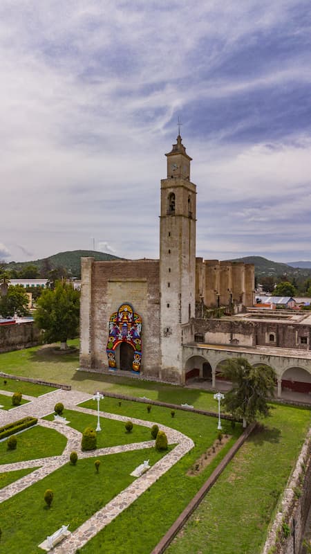 Un convento de la orden franciscana se encuentra en el municipio