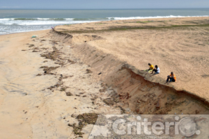 La erosión costera en Costa de Marfil es una consecuencia directa del cambio climático. El mar avanza 1.5 metros al año, arrasando con la memoria y el hogar de comunidades enteras
