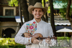 Para los integrantes, compartir el son huasteco es una manera de reconectar con la raíz mestiza de México, donde convergen influencias indígenas, españolas y africanas