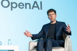 La acción legal contra OpenAI menciona tanto a la empresa como a su director ejecutivo, Sam Altman, como demandados