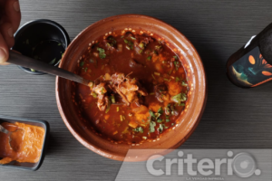 El sabor de la birria de res estilo Jalisco puede disfrutarse en casa siguiendo esta receta para diez personas, ideal para compartir en domingo