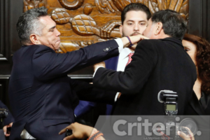 Fernández Noroña y Alejandro Moreno protagonizaron un altercado físico tras un debate sobre presuntos llamados de la oposición a la intervención de EU