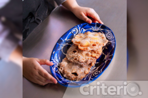 Acompaña tus buñuelos con miel de piloncillo para un postre tradicional