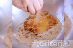 El toque final: rebozar en azúcar y canela para un sabor inconfundible