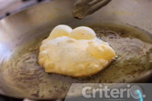 Da forma a tus buñuelos y fríelos hasta conseguir el color perfecto