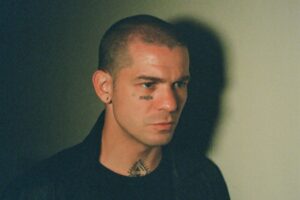 Ilan Amores mezcla cumbia, trova y punk en un estilo que escapa a las etiquetas