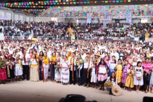 Mujeres indígenas reciben el Bastón de Mando durante la ceremonia en Actopan