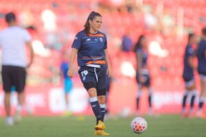 Andrea Pereira demuestra su jerarquía en la defensa, representando a Pachuca frente a estrellas internacionales