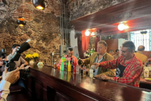 Visitantes locales y foráneos aún encuentran sabor y nostalgia en las cantinas más antiguas de Pachuca.