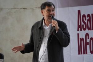 Noroña durante conferencia donde explicó sus ingresos digitales