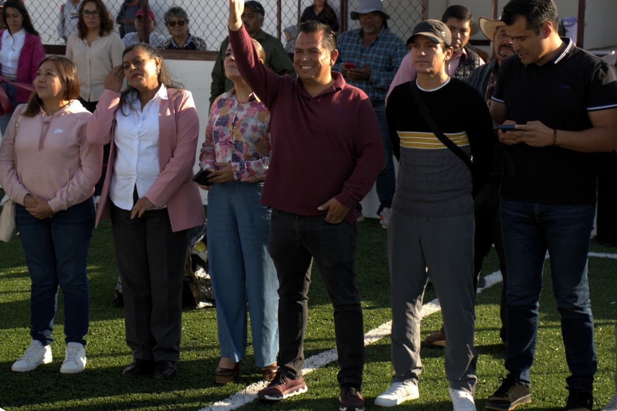 Autoridades locales y familias en la cancha renovada de Cuautepec de Hinojosa