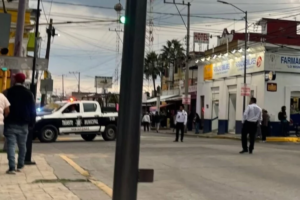 Policías acordonan el área del homicidio en San Pablo Xochimehuacan, Puebla.