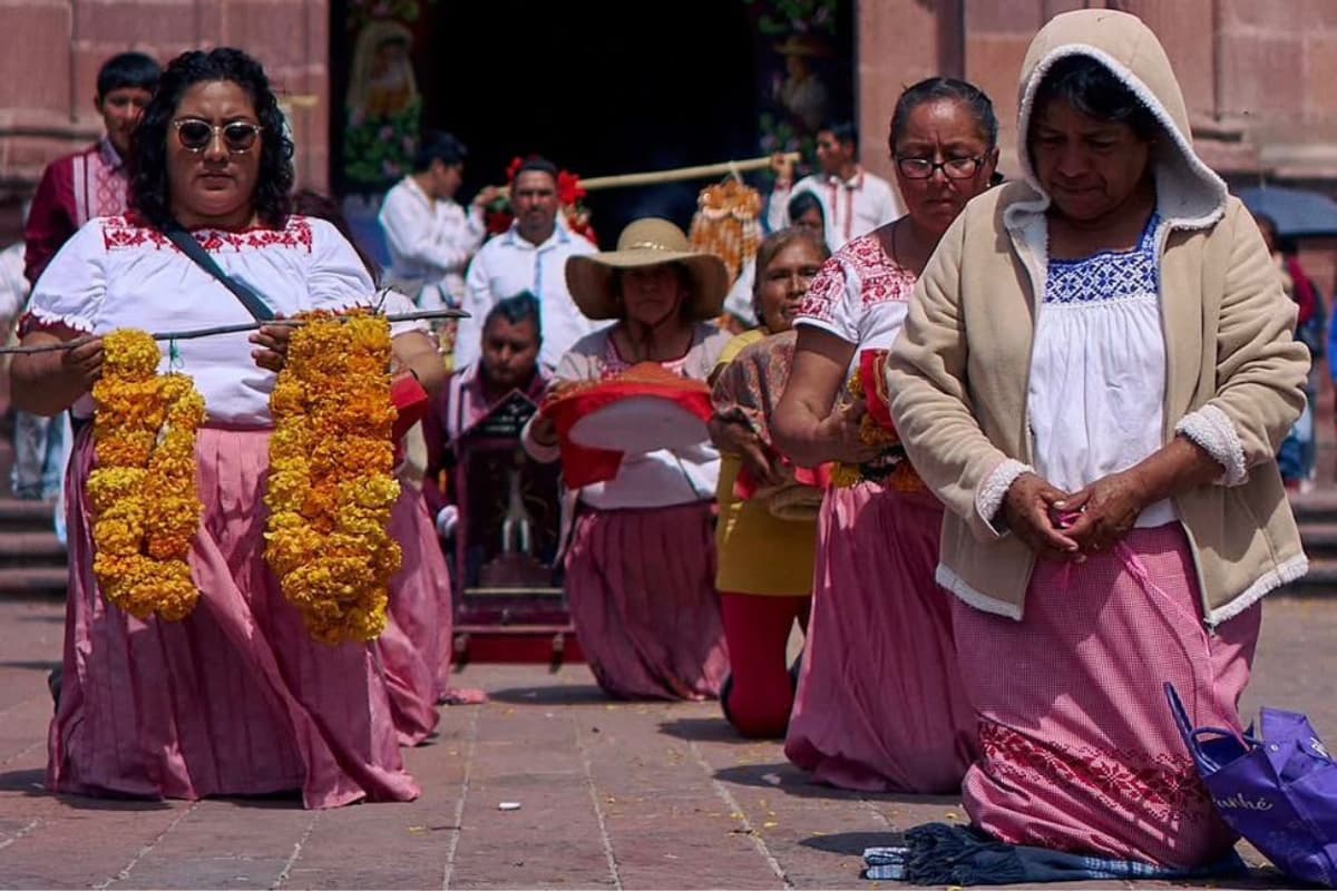 Las comunidades de Ixmiquilpan se unen en procesión hacia el exconvento de San Miguel Arcángel para rendir homenaje al Señor de Jalpan en su 255 aniversario
