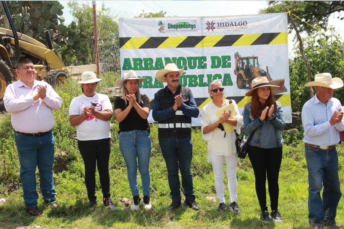 El presidente municipal de Chapantongo, Eligio Figueroa, junto con otras autoridades, dio el banderazo inicial a la obra que mejorará el suministro de agua potable en Chapulaco