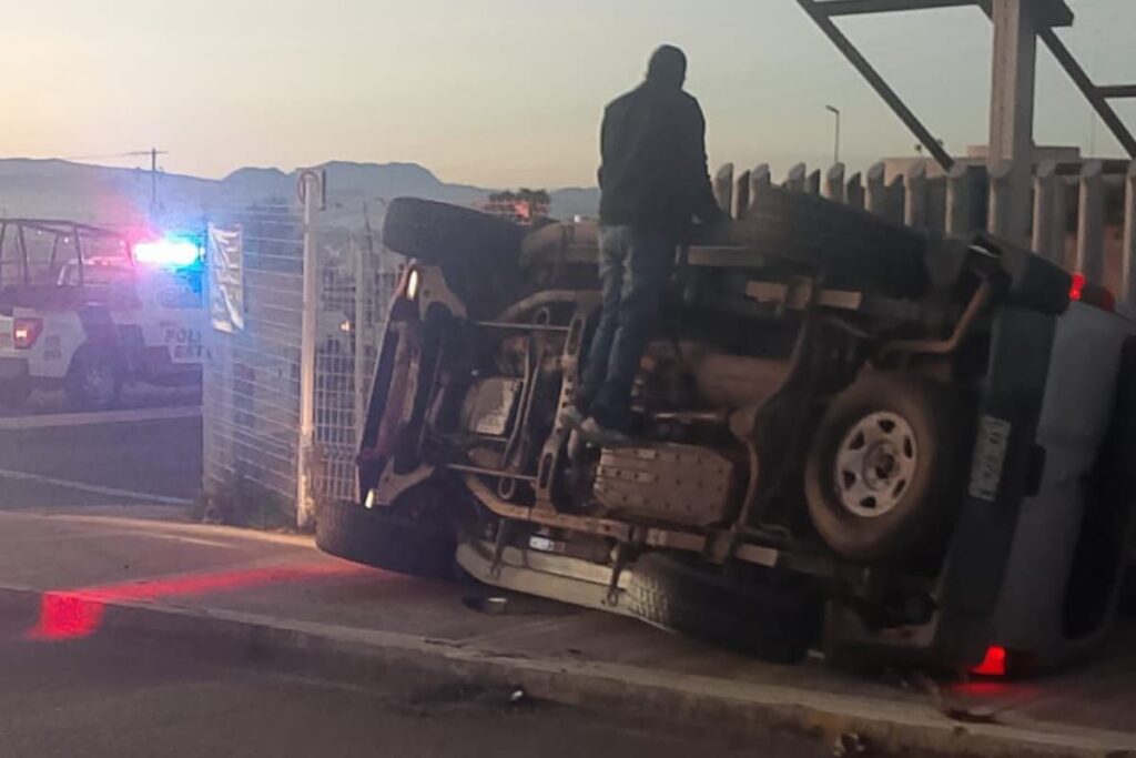 Autoridades controlan la situación después de la volcadura en la carretera Pachuca-Actopan